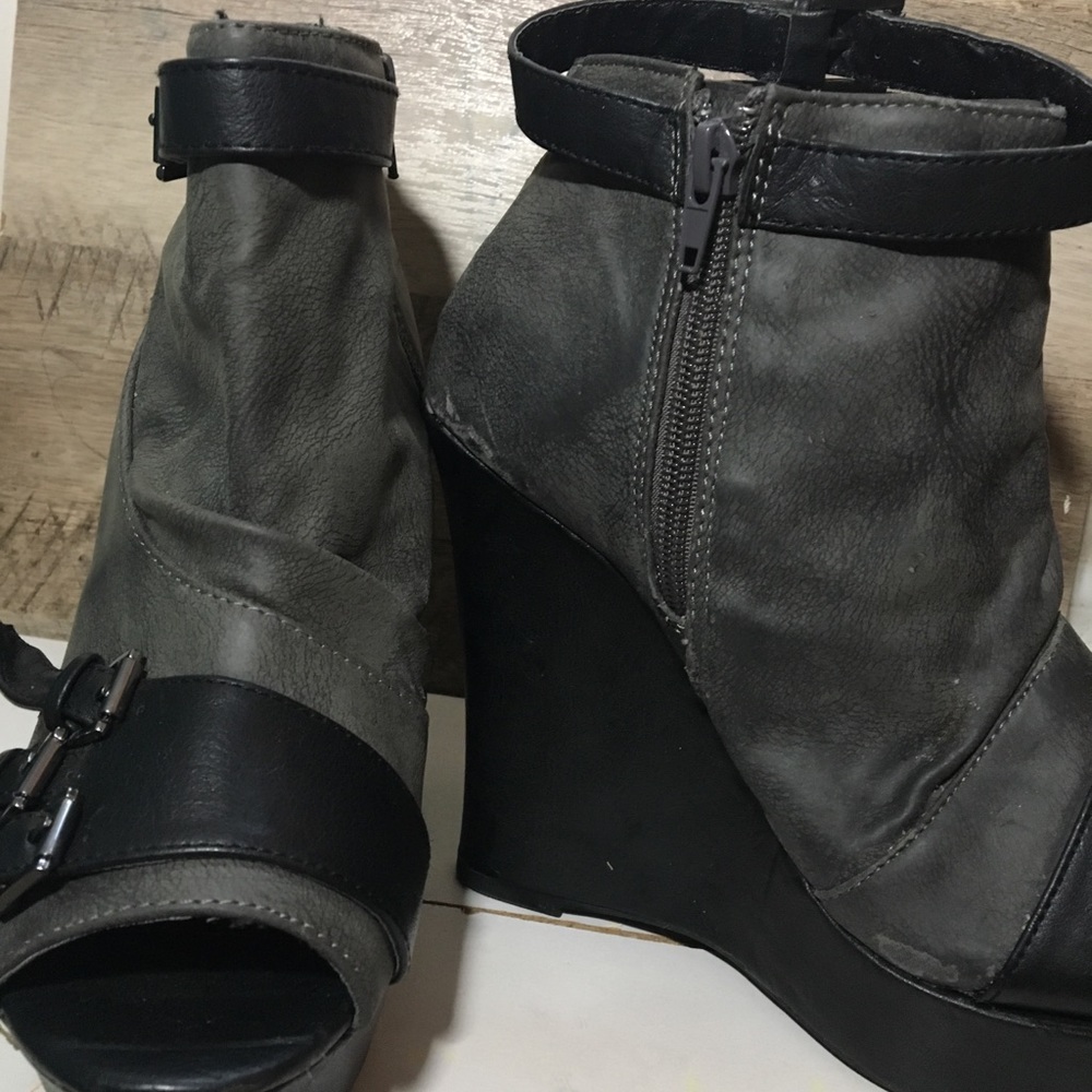 Charlotte Russe Black & Gray Wedges